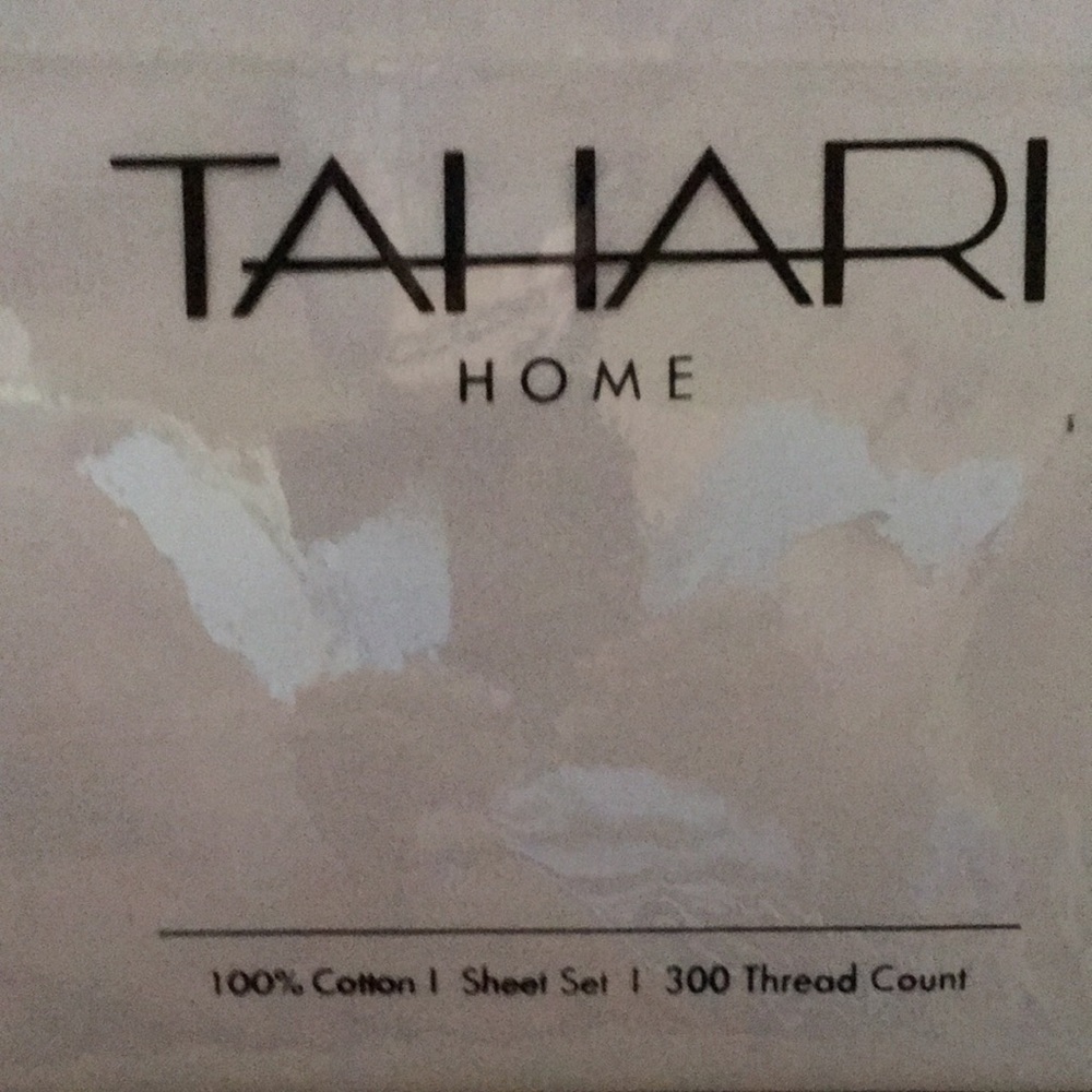 TAHARI Queen size sheet set